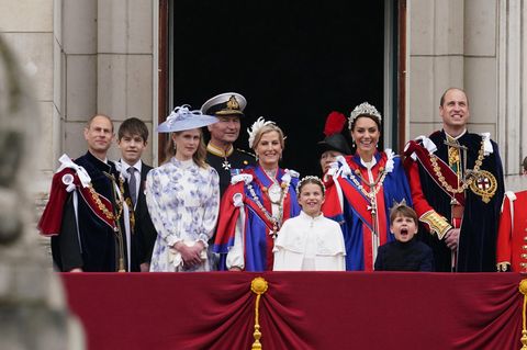 Mitglieder der Windsors, unter anderem Prinzessin Kate (2.v.r.) und Prinz William (r.) auf dem Balkon von Buckingham Palace anlässlich der Krönung von Charles im Mai 2023