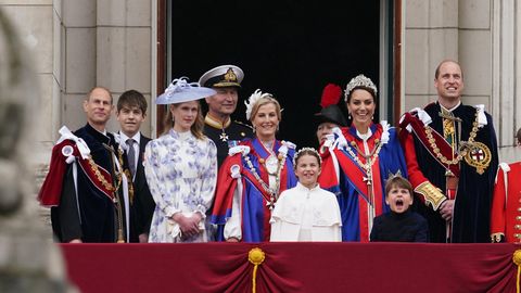 Mitglieder der Windsors, unter anderem Prinzessin Kate (2.v.r.) und Prinz William (r.) auf dem Balkon von Buckingham Palace anlässlich der Krönung von Charles im Mai 2023