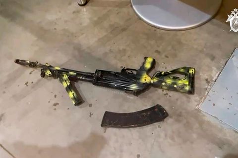 Moskau: Kalaschnikow-Sturmgewehr auf dem Boden nach dem Terroranschlag