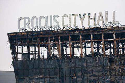 Ein Blick auf die ausgebrannte Crocus City Hall in Moskau
