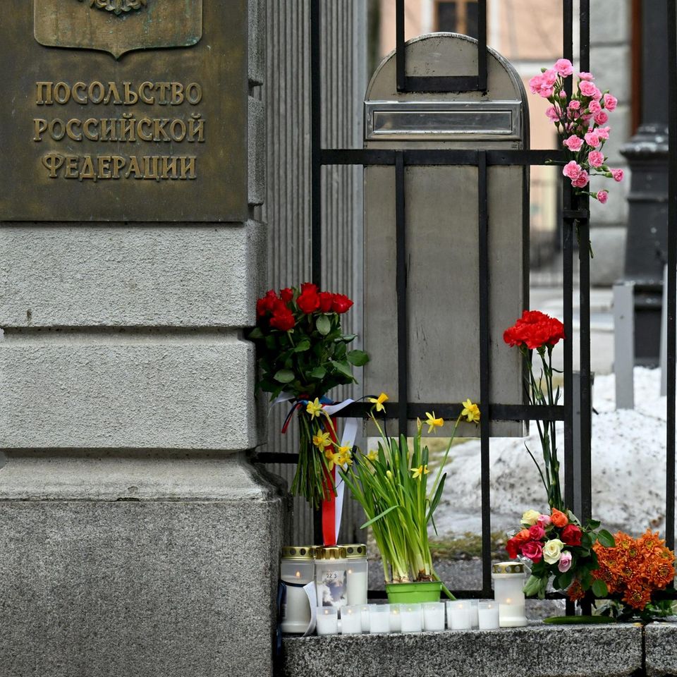 Helsinki, Finnland. Der Angriff auf die Crocus City Hall in Moskau mit mehr als 100 Toten hat weltweit Menschen schockiert. Vielerorts legen Menschen Blumen und Kerzen nieder, etwa hier an der russischen Botschaft in der finnischen Hauptstadt.