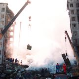 Muslimische Rebellen greifen von Tschetschenien aus die Grenzgebiete des benachbarten Dagestan an. In einer Reihe von Bombenanschlägen auf Wohnhäuser in Russland werden nach Angaben der "New York Times" 367 Menschen getötet. Zu den Attacken kommt es in Moskau und Wolgodonsk. Am 23. September entdecken Sicherheitskräfte in Rjasan in einem mehrstöckigen Haus eine Bombe. FSB-Chef Patruschew erklärt am Tag darauf, die Bombe sei eine "Attrappe" und vom FSB selbst im Rahmen eines Sicherheitstrainings gelegt worden. Dies wird später von einigen Medien so gedeutet, dass der FSB selbst Urheber der Bombenanschläge sei. In Rjasan sei der FSB jedoch an der Wachsamkeit der Hausbewohner gescheitert und habe dann eine Übung vorgeschoben.  Im Oktober 1999 folgt der zweite Tschetschenienkrieg. Die Anschläge waren für Russland der Anlass dafür. Die Instabilität in Russland wurde eng mit dem Terror und dem Kampf dagegen verknüpft. "Wir werden die Terroristen überall verfolgen", sagte der damalige Regierungschef Wladimir Putin, der 2000 Präsident wurde und sich in diesem Amt stärken konnte. Doch der Krieg sollte Folgen haben.