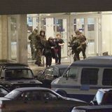 Eine Gruppe von 41 tschetschenischen Terroristen besetzt am Abend des 23. Oktober das Moskauer Dubrowka-Theater, in dem das Musical "Nord-Ost" aufgeführt wird, und nimmt mehr als 800 Geiseln. Die Angreifer fordern den Abzug der russischen Truppen aus Tschetschenien. Nach drei Tagen stürmt die Polizei das Gebäude, nachdem zuvor ein Spezialgas eingesetzt worden war. 129 Geiseln und rund 40 Terroristen sterben.