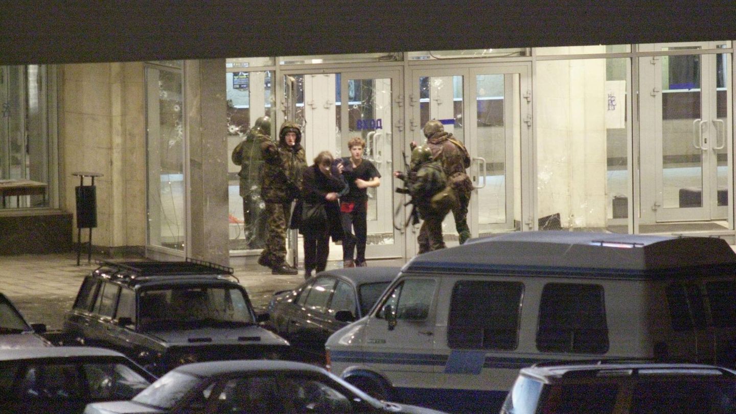 Eine Gruppe von 41 tschetschenischen Terroristen besetzt am Abend des 23. Oktober das Moskauer Dubrowka-Theater, in dem das Musical "Nord-Ost" aufgeführt wird, und nimmt mehr als 800 Geiseln. Die Angreifer fordern den Abzug der russischen Truppen aus Tschetschenien. Nach drei Tagen stürmt die Polizei das Gebäude, nachdem zuvor ein Spezialgas eingesetzt worden war. 129 Geiseln und rund 40 Terroristen sterben.