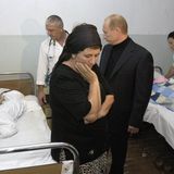 Mehr als 30 Islamisten überfallen eine Schule in Beslan (Nordossetien) und nehmen mehr als 1100 Kinder, Eltern und Lehrer 52 Stunden lang als Geiseln. Bei der spontanen Befreiungsaktion, gestartet nach einer irrtümlich ausgelösten Explosion in der Turnhalle, sterben nach heutigem Kenntnisstand insgesamt 334 Menschen, unter ihnen 186 Kinder. Als einer der Drahtzieher gilt der tschetschenische Rebellenführer Schamil Bassajew. Als Folge des Anschlags werden die Sicherheits- und Anti-Terror-Gesetze deutlich verschärft. Präsident Putin sagt in einer Fernsehansprache, er werde seine Sicherheitsdienste verstärken und die Nation gegen den "totalen, grausamen, umfassenden Krieg" mobilisieren, den der "internationale Terrorismus" gegen Russland führe. Gleichzeitig werden Gesetze verabschiedet, die dem Kreml mehr Macht geben. So werden die bis dahin wenig kontrollierten Regionen Moskau unterstellt, darunter auch Tschetschenien.