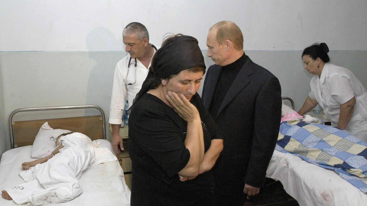 Mehr als 30 Islamisten überfallen eine Schule in Beslan (Nordossetien) und nehmen mehr als 1100 Kinder, Eltern und Lehrer 52 Stunden lang als Geiseln. Bei der spontanen Befreiungsaktion, gestartet nach einer irrtümlich ausgelösten Explosion in der Turnhalle, sterben nach heutigem Kenntnisstand insgesamt 334 Menschen, unter ihnen 186 Kinder. Als einer der Drahtzieher gilt der tschetschenische Rebellenführer Schamil Bassajew. Als Folge des Anschlags werden die Sicherheits- und Anti-Terror-Gesetze deutlich verschärft. Präsident Putin sagt in einer Fernsehansprache, er werde seine Sicherheitsdienste verstärken und die Nation gegen den "totalen, grausamen, umfassenden Krieg" mobilisieren, den der "internationale Terrorismus" gegen Russland führe. Gleichzeitig werden Gesetze verabschiedet, die dem Kreml mehr Macht geben. So werden die bis dahin wenig kontrollierten Regionen Moskau unterstellt, darunter auch Tschetschenien.