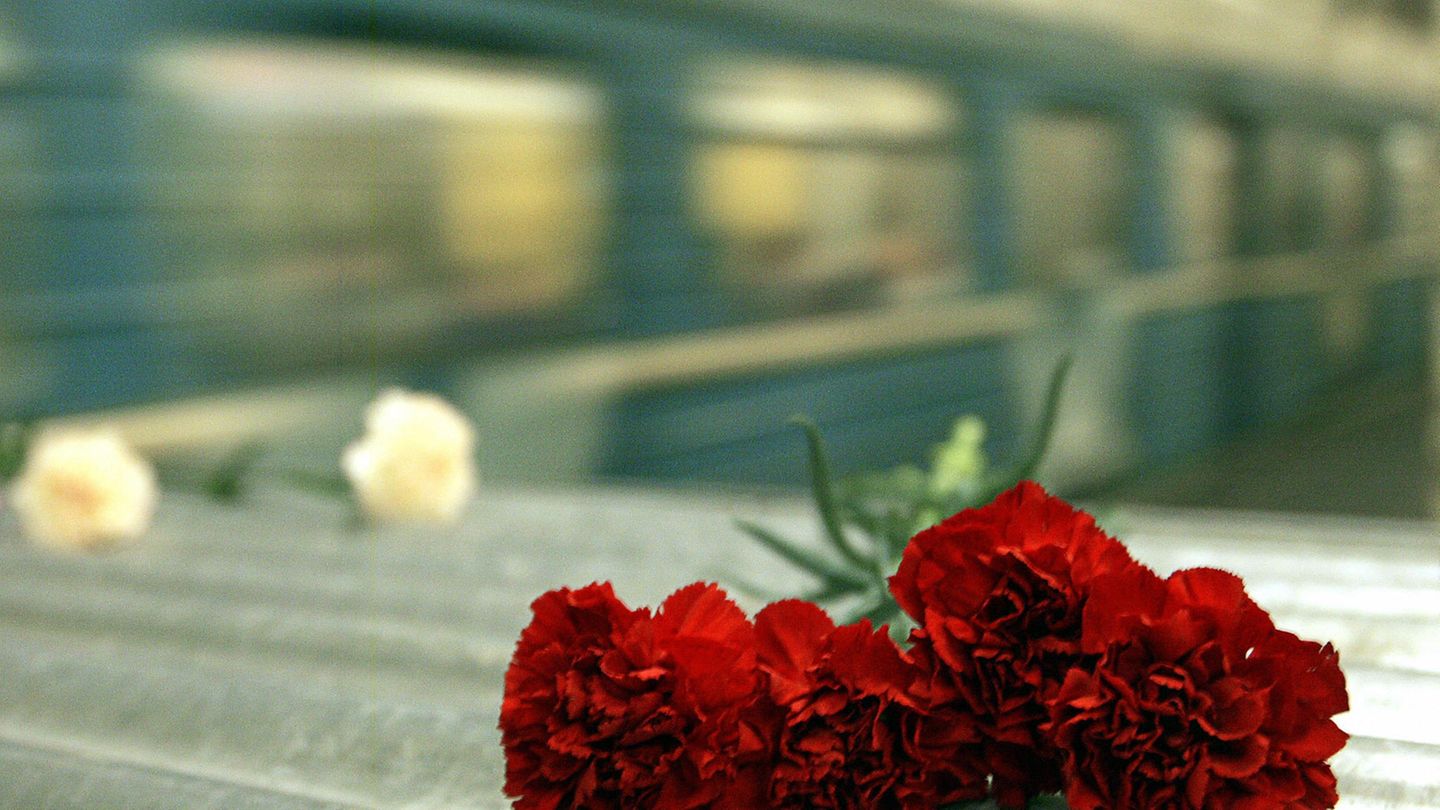 Vor Beslan wird Russland durch zwei weitere große Anschläge erschüttert: In der Moskauer U-Bahn tötet eine Bombe etwa 40 Fahrgäste. Die Polizei spricht von einem Selbstmordattentäter tschetschenischer Herkunft.