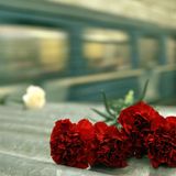 Vor Beslan wird Russland durch zwei weitere große Anschläge erschüttert: In der Moskauer U-Bahn tötet eine Bombe etwa 40 Fahrgäste. Die Polizei spricht von einem Selbstmordattentäter tschetschenischer Herkunft.