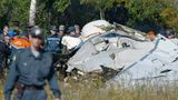 Wenige Tage vor der Geiselnahme von Beslan sterben fast zeitgleich 90 Menschen durch Sprengsätze in zwei Flugzeugen im Westen des Landes. Ein tschetschenischer Terroristenführer übernimmt die Verantwortung für die Anschläge.