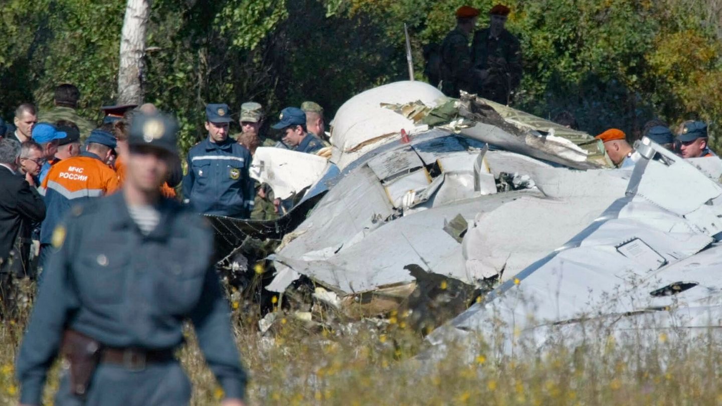 Wenige Tage vor der Geiselnahme von Beslan sterben fast zeitgleich 90 Menschen durch Sprengsätze in zwei Flugzeugen im Westen des Landes. Ein tschetschenischer Terroristenführer übernimmt die Verantwortung für die Anschläge.