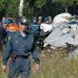 Wenige Tage vor der Geiselnahme von Beslan sterben fast zeitgleich 90 Menschen durch Sprengsätze in zwei Flugzeugen im Westen des Landes. Ein tschetschenischer Terroristenführer übernimmt die Verantwortung für die Anschläge.