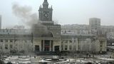 Bei einem Selbstmordanschlag mit einer Nagelbombe auf den Bahnhof der Millionenstadt Wolgograd sterben mindestens 34 Menschen. Die Attentäter sollen radikale Islamisten gewesen sein. Bereits im Oktober verüben Terroristen einen Anschlag auf einen Bus, ebenfalls im Dezember. Putin kündigt nach den Attentaten an, den Terrorismus weiter zu bekämpfen.