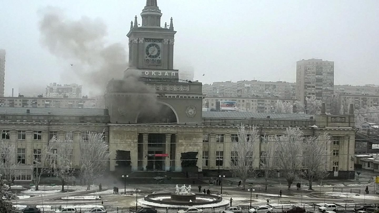 Bei einem Selbstmordanschlag mit einer Nagelbombe auf den Bahnhof der Millionenstadt Wolgograd sterben mindestens 34 Menschen. Die Attentäter sollen radikale Islamisten gewesen sein. Bereits im Oktober verüben Terroristen einen Anschlag auf einen Bus, ebenfalls im Dezember. Putin kündigt nach den Attentaten an, den Terrorismus weiter zu bekämpfen.