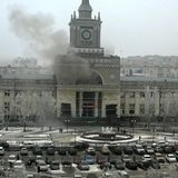 Bei einem Selbstmordanschlag mit einer Nagelbombe auf den Bahnhof der Millionenstadt Wolgograd sterben mindestens 34 Menschen. Die Attentäter sollen radikale Islamisten gewesen sein. Bereits im Oktober verüben Terroristen einen Anschlag auf einen Bus, ebenfalls im Dezember. Putin kündigt nach den Attentaten an, den Terrorismus weiter zu bekämpfen.