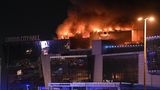 Mehr als 130 Menschen sterben in der Konzerthalle Crocus City Hall, nachdem bewaffnete mit Maschinengewehren das Gebäude stürmen und das Feuer wahllos auf Menschen eröffnen. Es kommt zudem zu Explosionen und einem Großbrand. Die Terrormiliz Islamischer Staat reklamiert die Tat für sich, dagegen spricht Kremlchef Putin von einer "ukrainischen Spur", ohne jedoch Beweise vorzulegen. Die Ukraine, die seit mehr als zwei Jahren gegen russische Invasionstruppen kämpft, bestreitet, etwas mit dem Anschlag zu tun zu haben.   Der Anschlag stehe im Zusammenhang mit dem "tobenden Krieg" zwischen dem Islamischen Staat und den Ländern, die den Islam bekämpften, teilt die Nachrichtenagentur Amak, das Sprachrohr der IS-Miliz, auf Telegram mit. Dennoch wird befürchtet, dass Putin den Anschlag als Vorwand für eine Eskalation des Ukraine-Krieges nutzen könnte. "Wir hoffen, dass diese furchtbare Tragödie niemandem als Vorwand für eine Eskalation von Gewalt und Aggression dienen wird", sagte Polens Ministerpräsident Donald Tusk. Der Vize-Vorsitzende der Unions-Bundestagsfraktion, Johann Wadephul (CDU), sieht in dem Anschlag von Moskau ein Schwächezeichen von Russlands Präsidenten Wladimir Putin und befürchtet, dieser könne nun noch massiver gegen die Ukraine vorgehen. Russland habe "seine Verletzlichkeit gezeigt", sagt der CDU-Politiker dem "RedaktionsNetzwerk Deutschland" (RND).