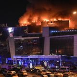 Mehr als 130 Menschen sterben in der Konzerthalle Crocus City Hall, nachdem bewaffnete mit Maschinengewehren das Gebäude stürmen und das Feuer wahllos auf Menschen eröffnen. Es kommt zudem zu Explosionen und einem Großbrand. Die Terrormiliz Islamischer Staat reklamiert die Tat für sich, dagegen spricht Kremlchef Putin von einer "ukrainischen Spur", ohne jedoch Beweise vorzulegen. Die Ukraine, die seit mehr als zwei Jahren gegen russische Invasionstruppen kämpft, bestreitet, etwas mit dem Anschlag zu tun zu haben.   Der Anschlag stehe im Zusammenhang mit dem "tobenden Krieg" zwischen dem Islamischen Staat und den Ländern, die den Islam bekämpften, teilt die Nachrichtenagentur Amak, das Sprachrohr der IS-Miliz, auf Telegram mit. Dennoch wird befürchtet, dass Putin den Anschlag als Vorwand für eine Eskalation des Ukraine-Krieges nutzen könnte. "Wir hoffen, dass diese furchtbare Tragödie niemandem als Vorwand für eine Eskalation von Gewalt und Aggression dienen wird", sagte Polens Ministerpräsident Donald Tusk. Der Vize-Vorsitzende der Unions-Bundestagsfraktion, Johann Wadephul (CDU), sieht in dem Anschlag von Moskau ein Schwächezeichen von Russlands Präsidenten Wladimir Putin und befürchtet, dieser könne nun noch massiver gegen die Ukraine vorgehen. Russland habe "seine Verletzlichkeit gezeigt", sagt der CDU-Politiker dem "RedaktionsNetzwerk Deutschland" (RND).