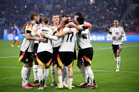 Die Deutsche Nationalmannschaft bildet einen Kreis und umarmt sich