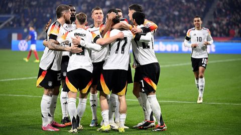 Die Deutsche Nationalmannschaft bildet einen Kreis und umarmt sich