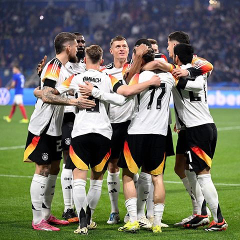 Die Deutsche Nationalmannschaft bildet einen Kreis und umarmt sich