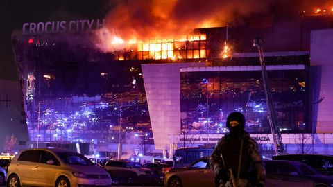 Spezialkräfte sichern das Gelände um die brennende Crocus City Hall im Moskauer Vorort Krasnogorsk ab