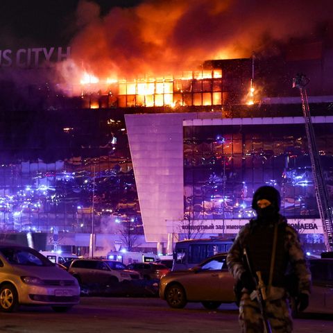 Spezialkräfte sichern das Gelände um die brennende Crocus City Hall im Moskauer Vorort Krasnogorsk ab