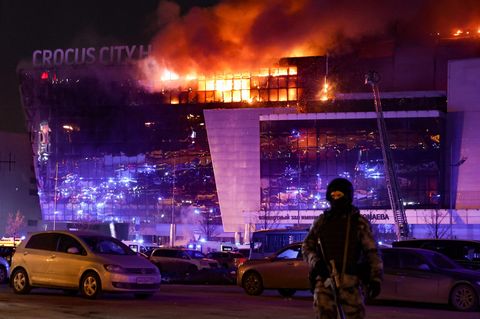 Spezialkräfte sichern das Gelände um die brennende Crocus City Hall im Moskauer Vorort Krasnogorsk ab