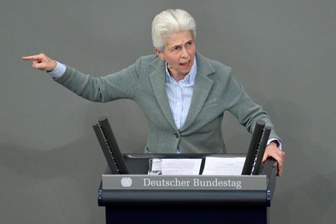 Marie-Agnes Strack Zimmermann (FDP) am Redepult des Bundestages
