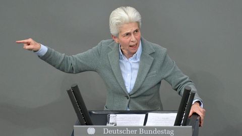 Marie-Agnes Strack Zimmermann (FDP) am Redepult des Bundestages