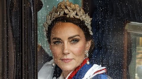 Kate nach der Krönungszeremonie in einer Kutsche an der Scheibe sind Regentropfen