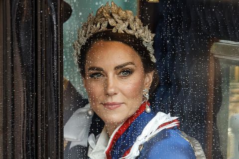 Kate nach der Krönungszeremonie in einer Kutsche an der Scheibe sind Regentropfen