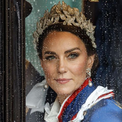 Kate nach der Krönungszeremonie in einer Kutsche an der Scheibe sind Regentropfen