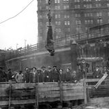 1916 befreite er sich in New York über einer Menschenmenge hängend aus einer Zwangsjacke.