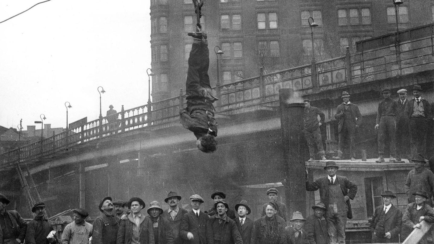 1916 befreite er sich in New York über einer Menschenmenge hängend aus einer Zwangsjacke.