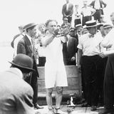 1912 feierte Houdini in New York Furore. Gefesselt an den Händen und Füßen stieg er in eine Kiste ...