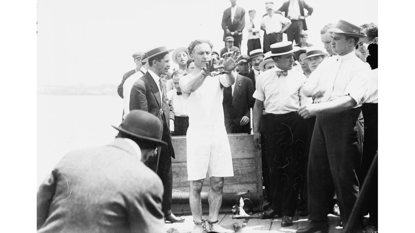 1912 feierte Houdini in New York Furore. Gefesselt an den Händen und Füßen stieg er in eine Kiste ...