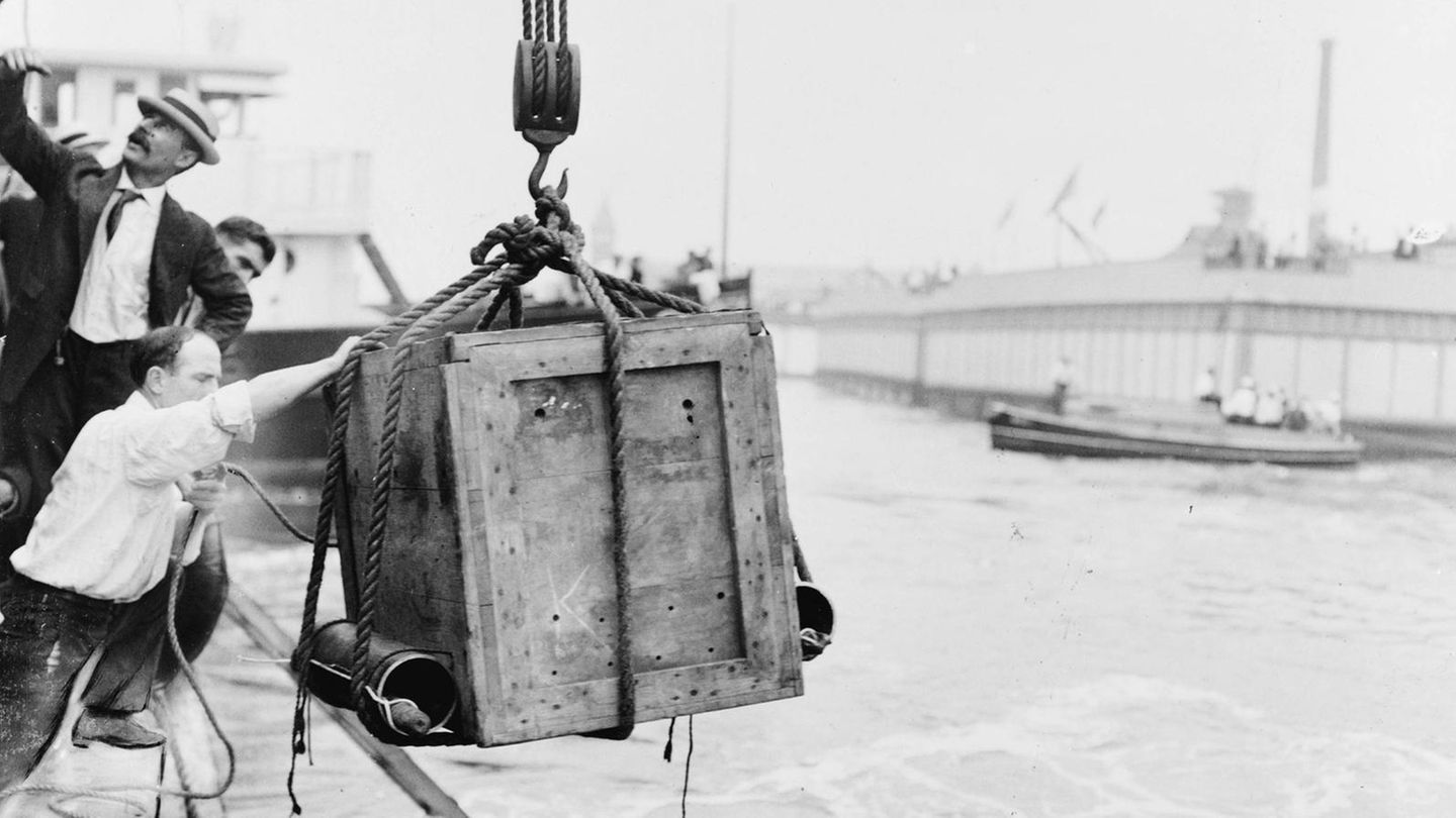 ... und ließ sich in der vernagelten und mit Seilen verbundenen Kiste im East River-Fluss versenken.