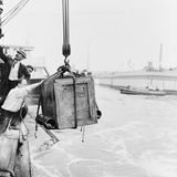 ... und ließ sich in der vernagelten und mit Seilen verbundenen Kiste im East River-Fluss versenken.