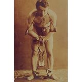 Oft trat der Magier fast vollständig nackt auf, um zu beweisen, dass er keine geheimen Gegenstände auf die Bühne schmuggelte