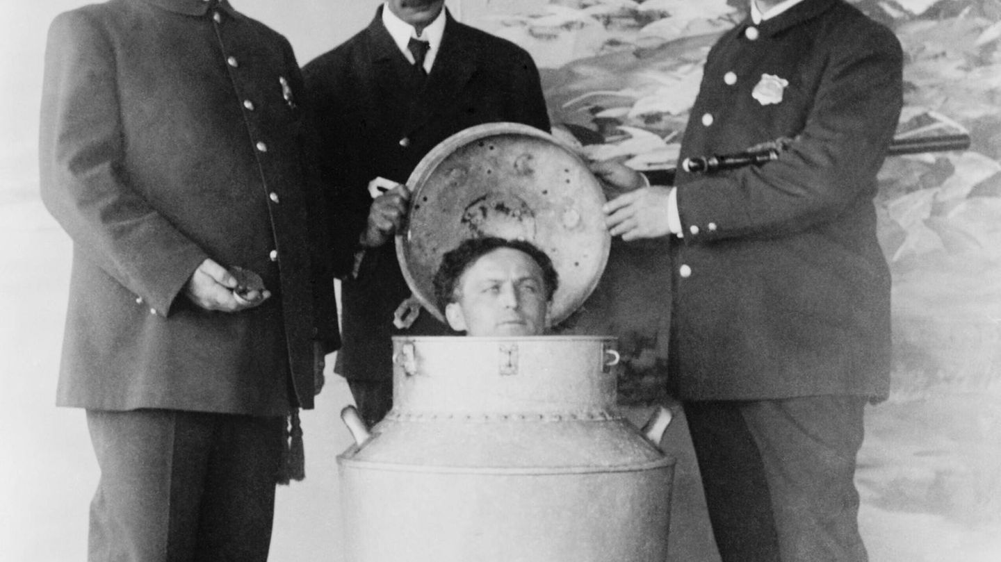 1908 befreite er sich gefesselt aus einer mit Wasser gefüllten Milchkanne.