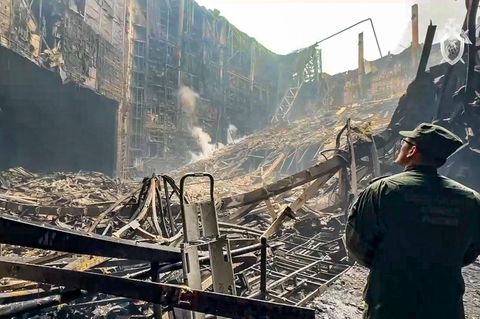 Blick ins Innere der zerstörten Konzerthalle bei Moskau