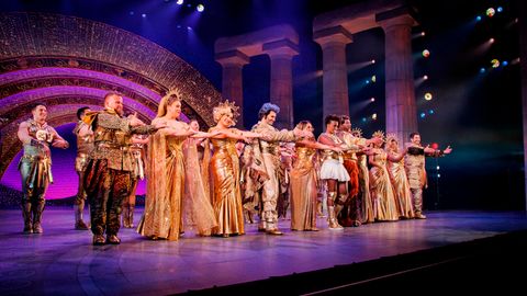 Die Darsteller von Disneys Hercules stehen auf der Bühne und Applaudieren dem Orchester