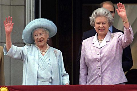 Kate und Charles machen ihre Krebs-Diagnosen öffentlich, doch Queen Elizabeth und ihre Mutter  - hier zu sehen im jahr 200 - hielten ihre Krankheitsakten geheim