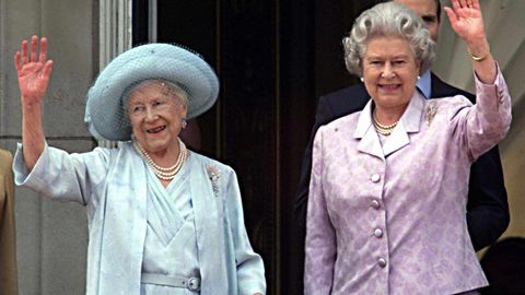 Kate und Charles machen ihre Krebs-Diagnosen öffentlich, doch Queen Elizabeth und ihre Mutter  - hier zu sehen im jahr 200 - hielten ihre Krankheitsakten geheim