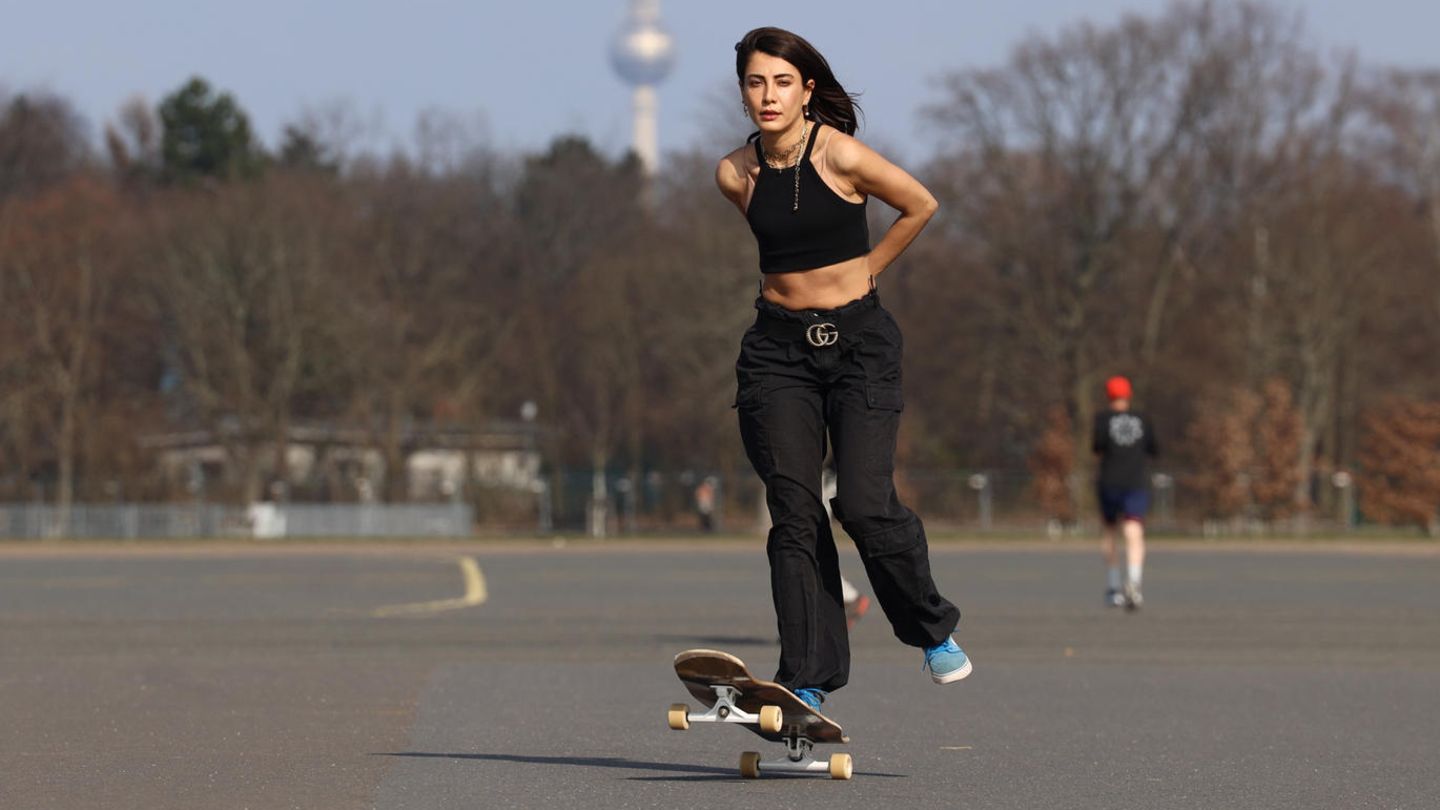 Jikal Hassan fährt Longboard auf dem Tempelhofer Feld