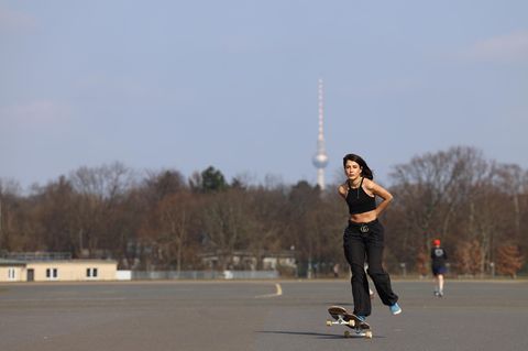 Jikal Hassan fährt Longboard auf dem Tempelhofer Feld
