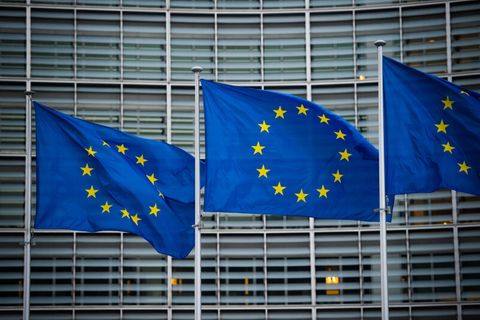 Flaggen der Europäischen Union wehen im Wind vor dem Berlaymont-Gebäude der Europäischen Kommission in Brüssel