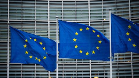 Flaggen der Europäischen Union wehen im Wind vor dem Berlaymont-Gebäude der Europäischen Kommission in Brüssel
