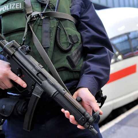 In Zeiten erhöhter Terrorgefahr ein vertrautes Bild in Deutschland: ein Polizist mit einer Maschinenpistole am Bahnhof