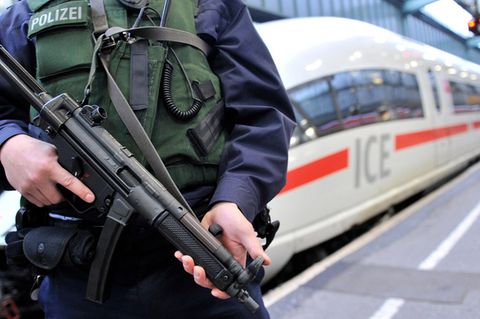 In Zeiten erhöhter Terrorgefahr ein vertrautes Bild in Deutschland: ein Polizist mit einer Maschinenpistole am Bahnhof