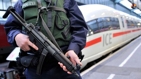 In Zeiten erhöhter Terrorgefahr ein vertrautes Bild in Deutschland: ein Polizist mit einer Maschinenpistole am Bahnhof